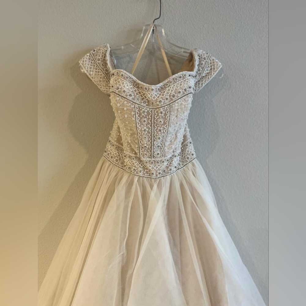 Wedding Dress in Perfect Condition:By Mori Lee